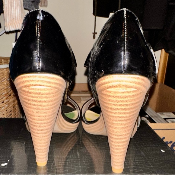 Madden girl size 6 (NIB) Black patent platform  sandals with gold tone buckle - Picture 5 of 5